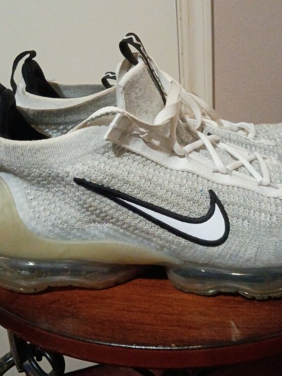 Nike Air VaporMax 2021 Flyknit Monochrome Low Top Sneaker  display picture 1
